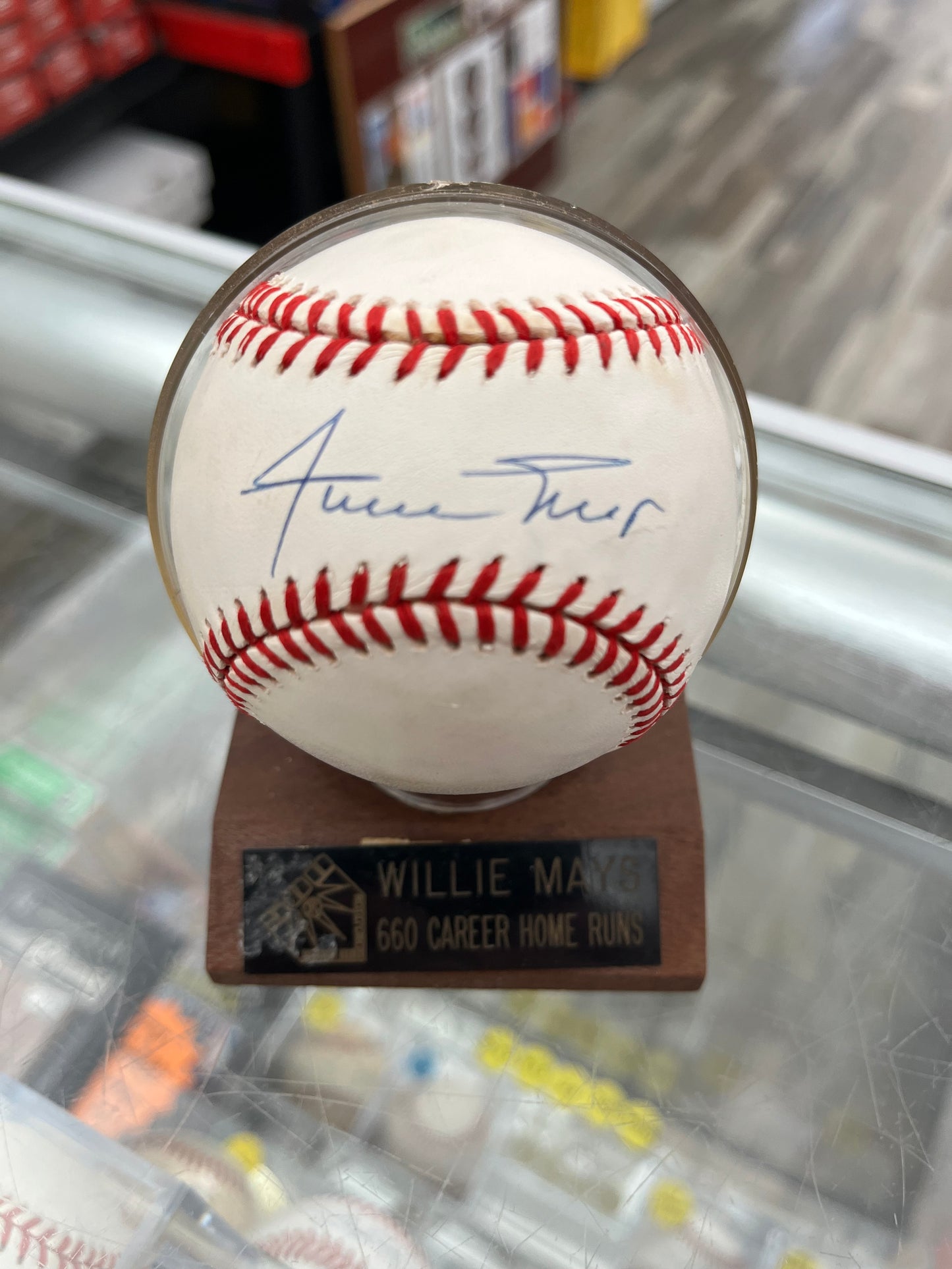 WILLIE MAYS SIGNED GORGEOUS AUTO ONL BASEBALL W/ JSA LOA & BALL HOLDER- $279